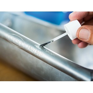 Anwendung der LUX Weichlötpaste WLP/50 mit Pinsel auf Metall, Zubehör für Lötgeräte.