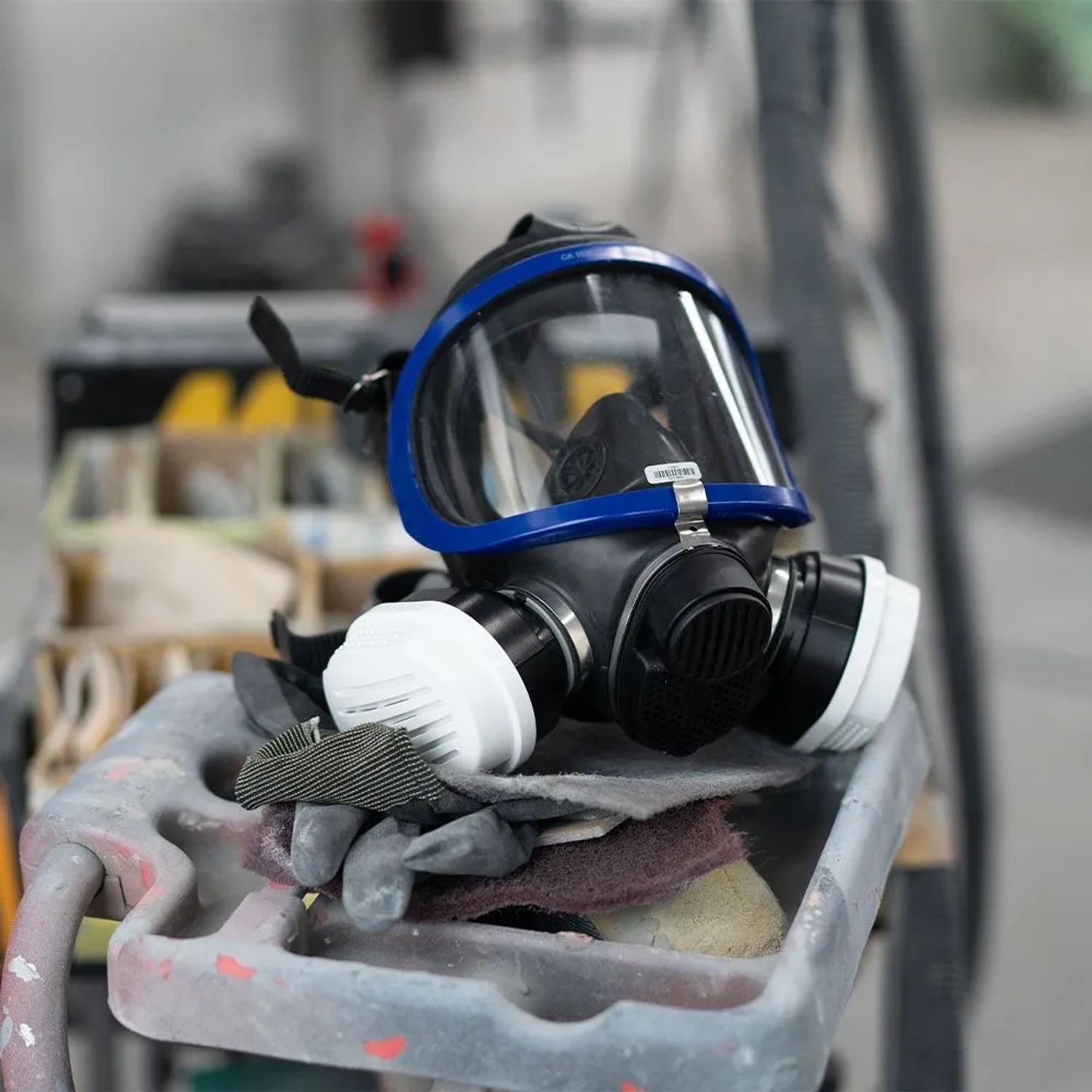 Dräger Vollmaske mit blauer Umrandung und Filtern. Schützt die Sichtscheibe bei Lackierarbeiten mit Farbspritzfolie.