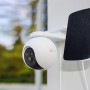 Ezviz HB8 360° Akku-Kamera mit Solarpanel zur Videoüberwachung im Außenbereich.