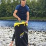 Bestway Hydro-Force SUP River Board Set Kahawai im Rucksack, Fluss im Hintergrund.