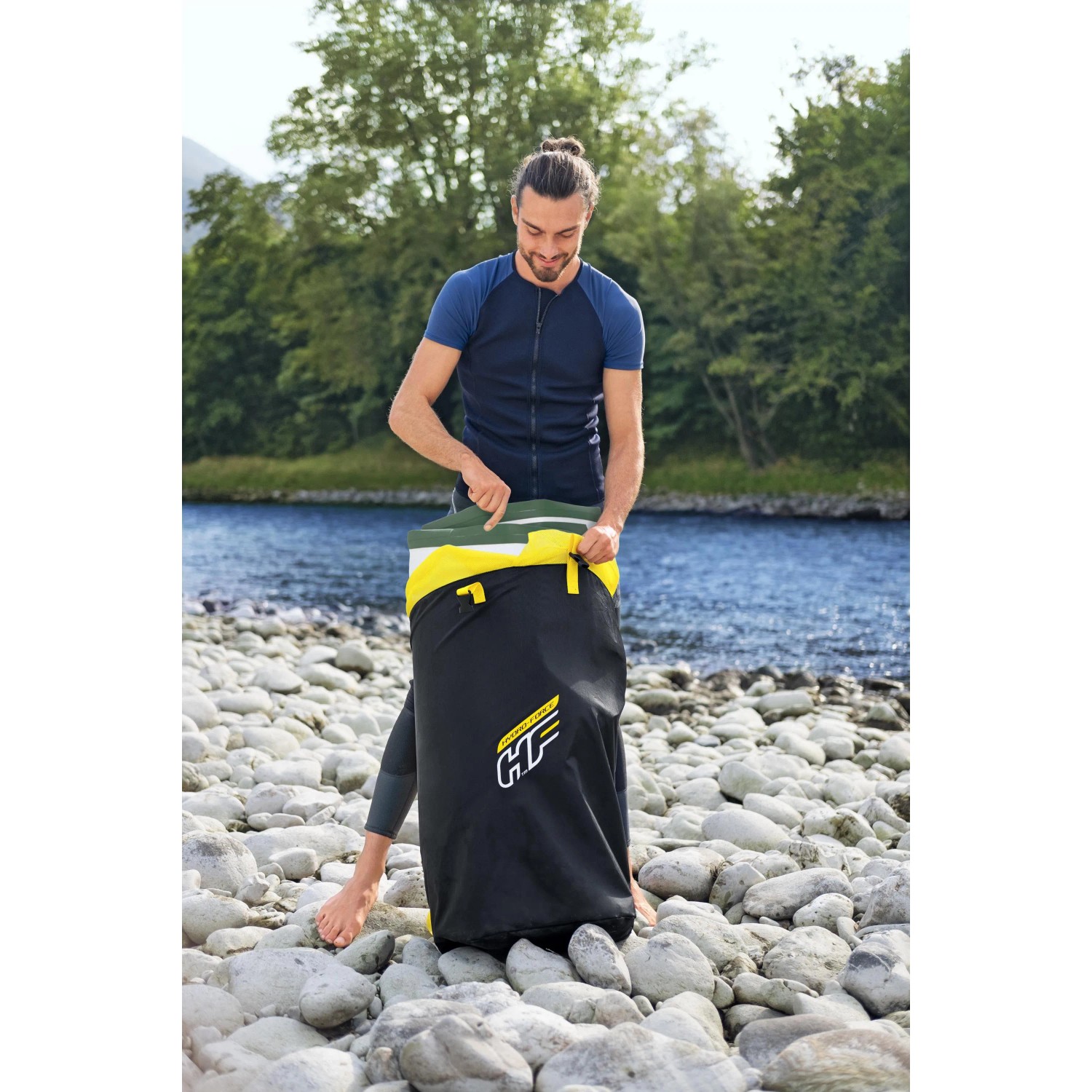 Bestway Hydro-Force SUP River Board Set Kahawai im Rucksack, Fluss im Hintergrund.