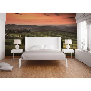 Fototapete Toskana Landschaft in Grün und Orange hinter einem Bett. FSC®-zertifiziert.