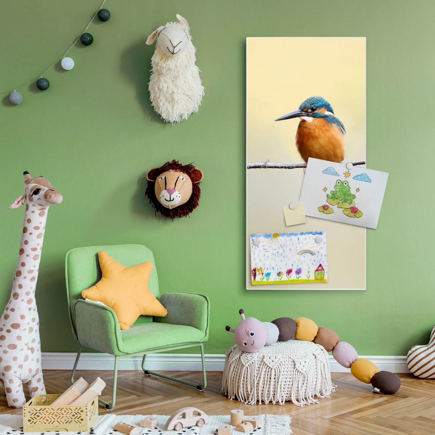 Weiße Banjado Magnettafel 37x78cm mit Vogelmotiv und Kinderzeichnungen als Wanddekoration.