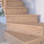 Detailaufnahme einer gewendelten Treppe Lindos aus Eiche mit Setzstufen und Holz-Edelstahl-Geländer.