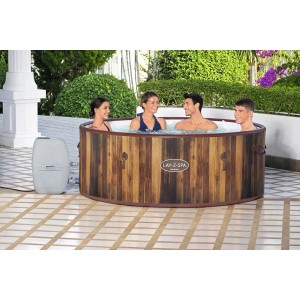 LAY-Z-SPA Helsinki AirJet Whirlpool mit vier Personen im Garten, Holzoptik.