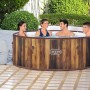 LAY-Z-SPA Helsinki AirJet Whirlpool mit vier Personen im Garten, Holzoptik.