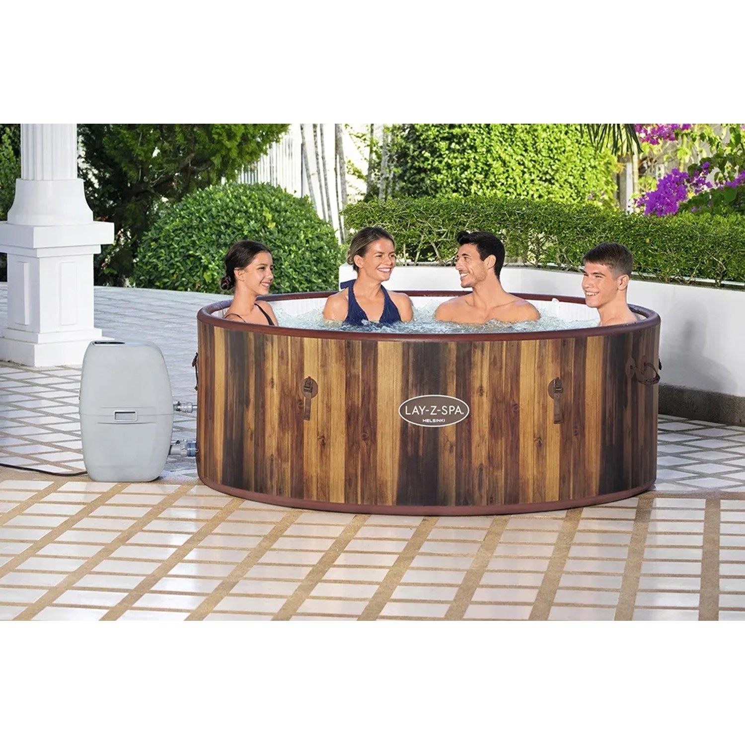 LAY-Z-SPA Helsinki AirJet Whirlpool mit vier Personen im Garten, Holzoptik.