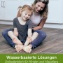 Mutter und Kind sitzen auf gereinigtem Laminatboden. Bona Reiniger für saubere Böden.