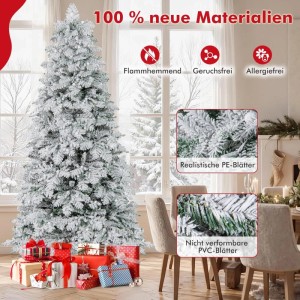 Großer künstlicher Weihnachtsbaum 210 cm, weiß beschneit, mit LED-Lichtern und Geschenken im Wohnzimmer.