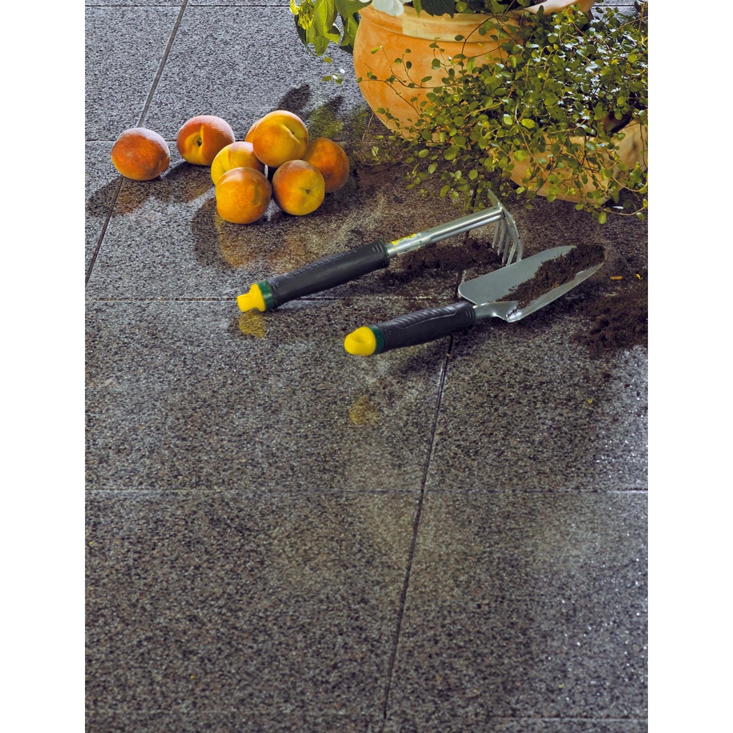 Diephaus Terrassenplatte Mirador, armiert, schwarz, 40x40 cm. Gehwegplatte mit Werkzeug und Dekoration.