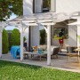 Weiße Skan Holz Terrassenüberdachung Venezia mit geschwungenen Sparren und klarer Dacheindeckung.