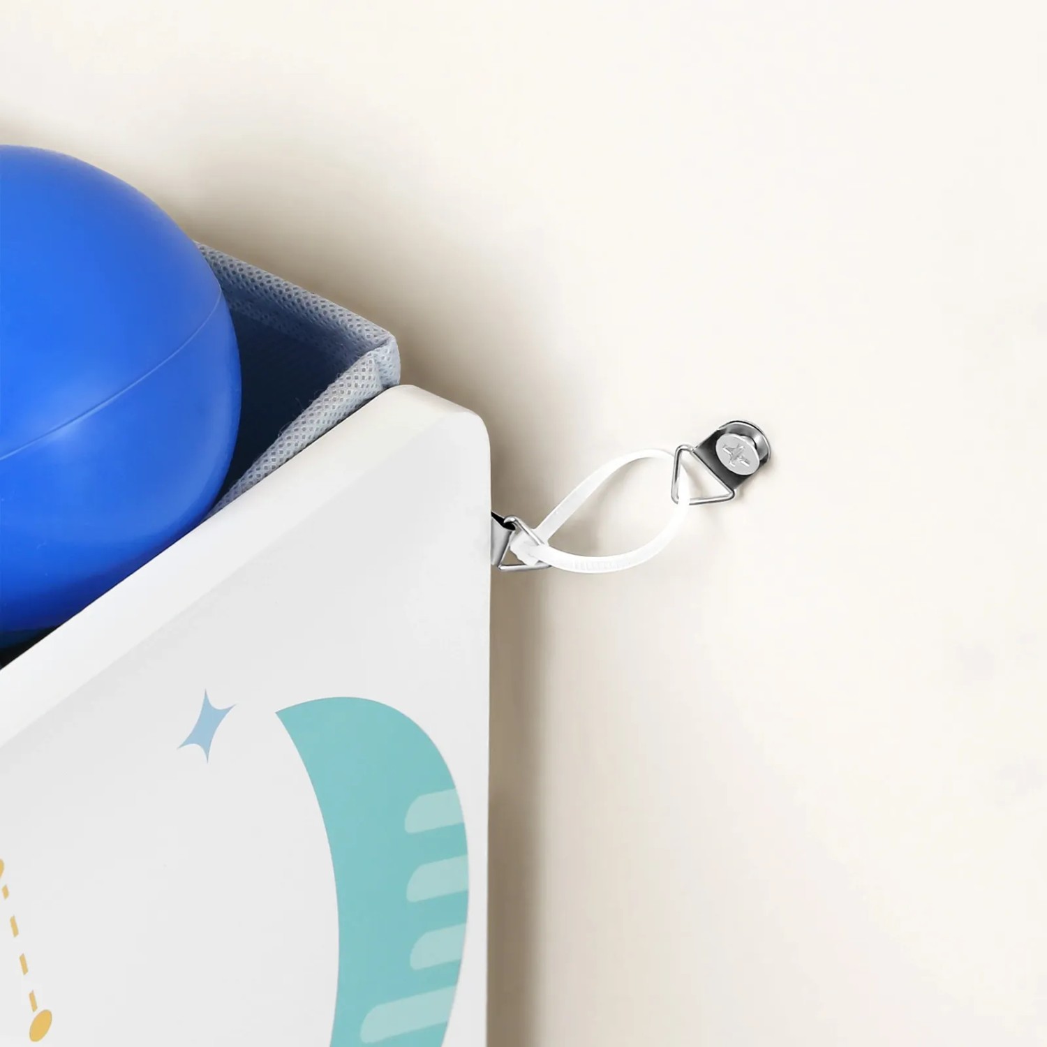 Detailaufnahme: Weißes Songmics Kinderzimmerregal mit Anti-Kipp-Set an der Wand.