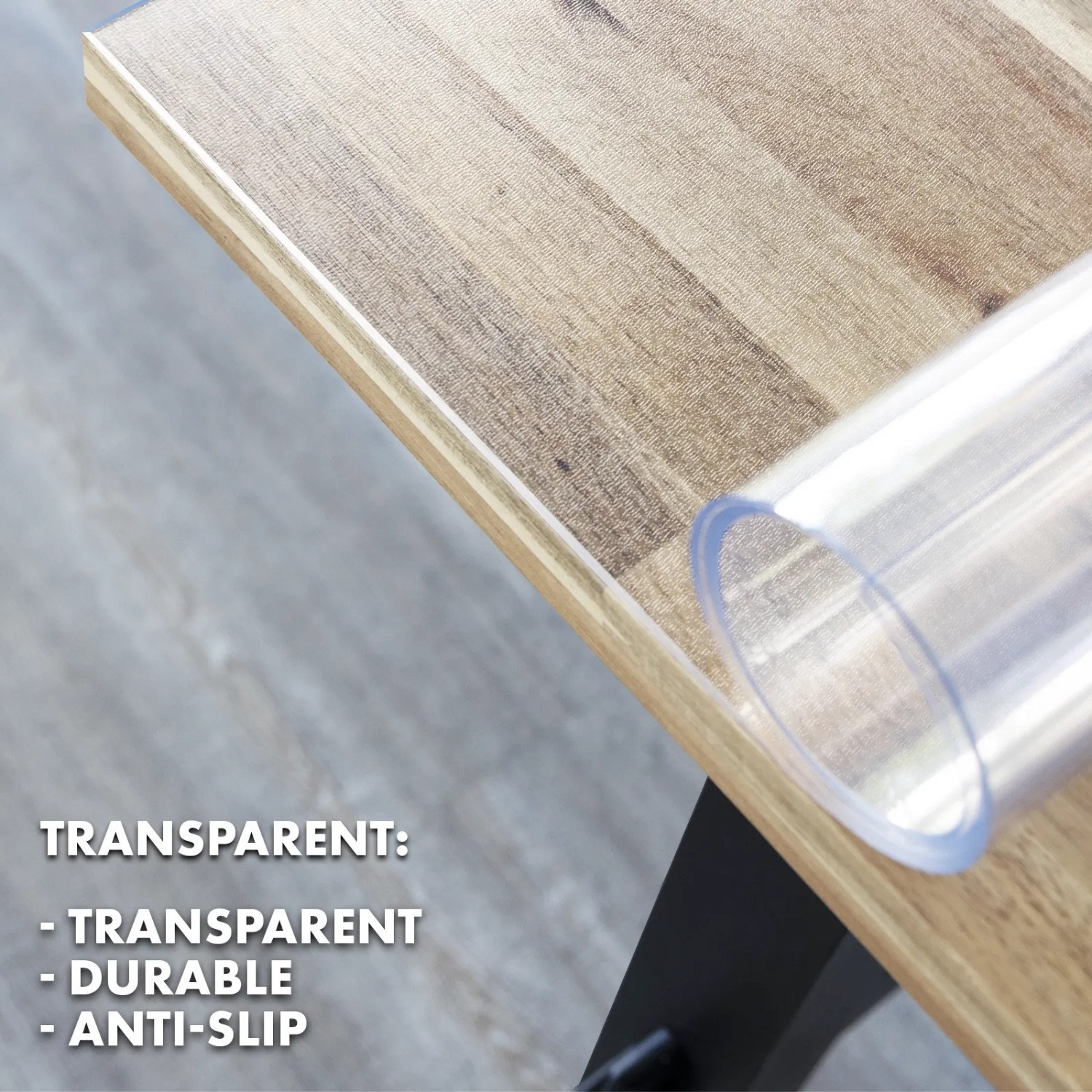 Transparente, matte KARAT Tischfolie Imperial mit abgeschrägter Kante auf Holztisch.