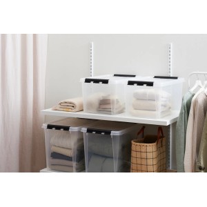 Transparente SmartStore Aufbewahrungsbox Classic 52L mit Deckel, gefüllt mit Textilien.