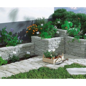 Beispiel einer Gartengestaltung mit Madoc Ziermauer Vollblocksteinen in Kalksteinfarben.