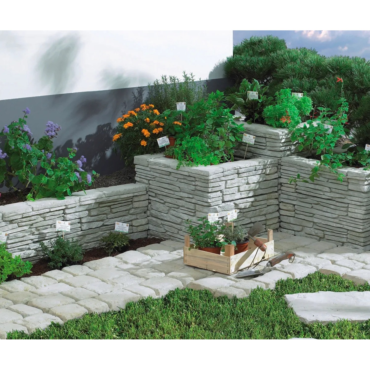 Beispiel einer Gartengestaltung mit Madoc Ziermauer Vollblocksteinen in Kalksteinfarben.