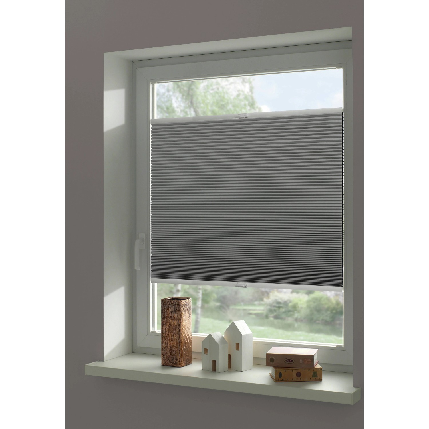 Graues Schöner Wohnen Thermo-Wabenplissee Sina (70x130 cm) am Fenster, für Wärme- und Kälteschutz.