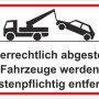Warnschild: Abschleppwagen schleppt Auto ab. Widerrechtlich abgestellte Fahrzeuge werden kostenpflichtig entfernt.