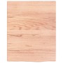 Helle, rechteckige Waschtischplatte aus behandeltem Massivholz (Eiche) mit natürlicher Baumkante.