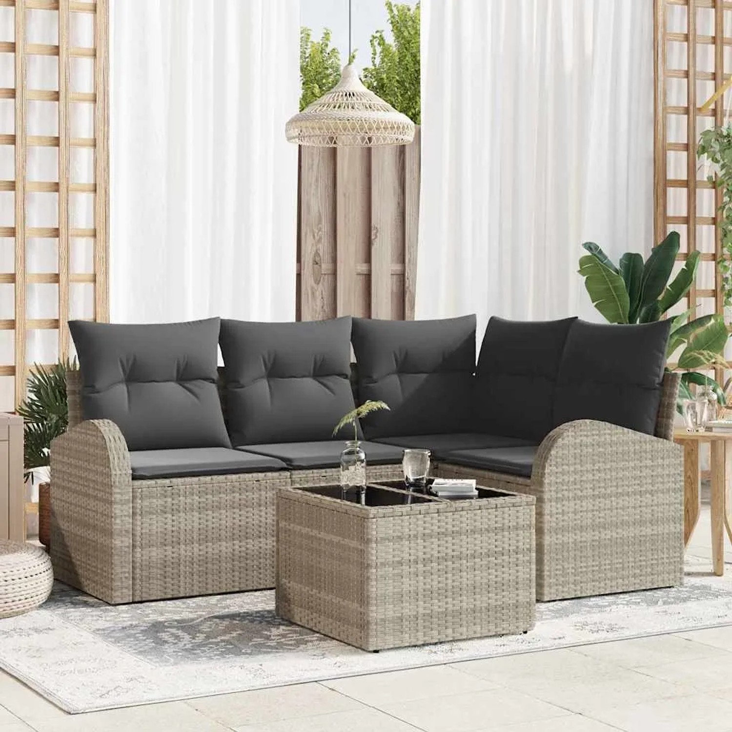 Hellgraues 5-teiliges Garten-Sofa-Set aus Poly Rattan mit Kissen und Tisch.