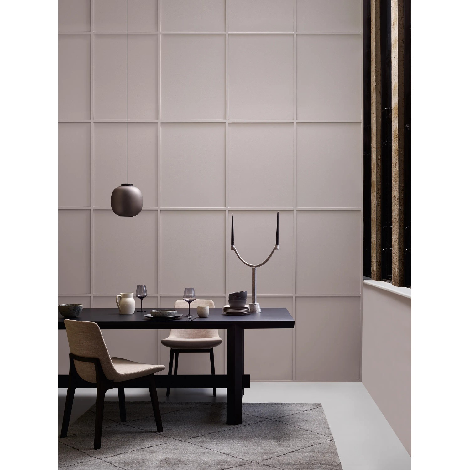 ELLE DECORATION Wandfarbe Bare Concrete No. 132, matte Betonoptik im Esszimmer.