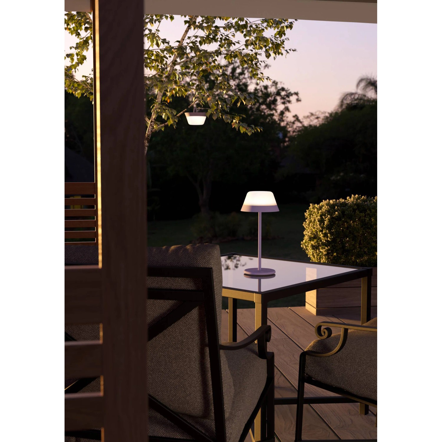EGLO LED Tischlampe Meggiano, lila-weiß, kabellos, mit Touch-Funktion und RGBW, IP54, im Garten.