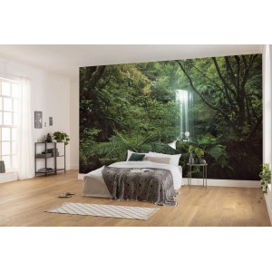 Sanders & Sanders Fototapete Dschungel Grün (450x280cm) im Schlafzimmer mit Wasserfall.