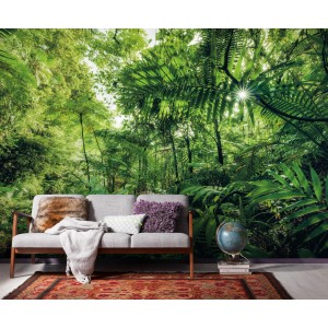 Komar Vlies Fototapete „Into The Jungle“ (400x250 cm) mit Dschungelmotiv im Wohnraum.