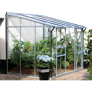 Anlehn-Gewächshaus Ida 5200 Smaragd mit Pflanzen und blauer Hortensie im Topf.