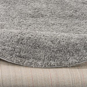 Detailansicht: Grauer, runder Langflor Teppich Aloha, 150cm. Kuschelig weicher Hochflor Teppich.