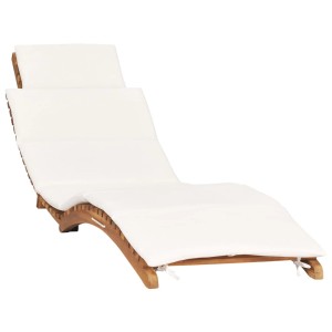 Klappbare Teak Sonnenliege mit cremeweißer Auflage für Garten oder Terrasse.