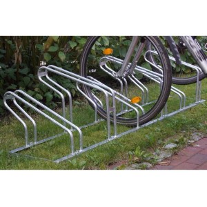 TRUTZHOLM Fahrradständer für 6 Fahrräder, Stahl, höhenversetzt, auf Rasen.