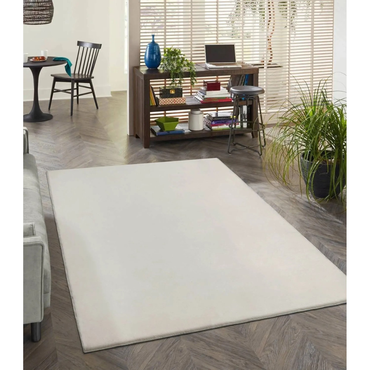 Beiger Floornovo Kurzflor Teppich (140x70 cm) im Wohnraum.
