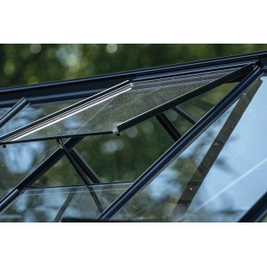 Detailaufnahme: Schwarze Halls Montageleisten am Gewächshaus Icon Planthouse mit geöffnetem Fenster.
