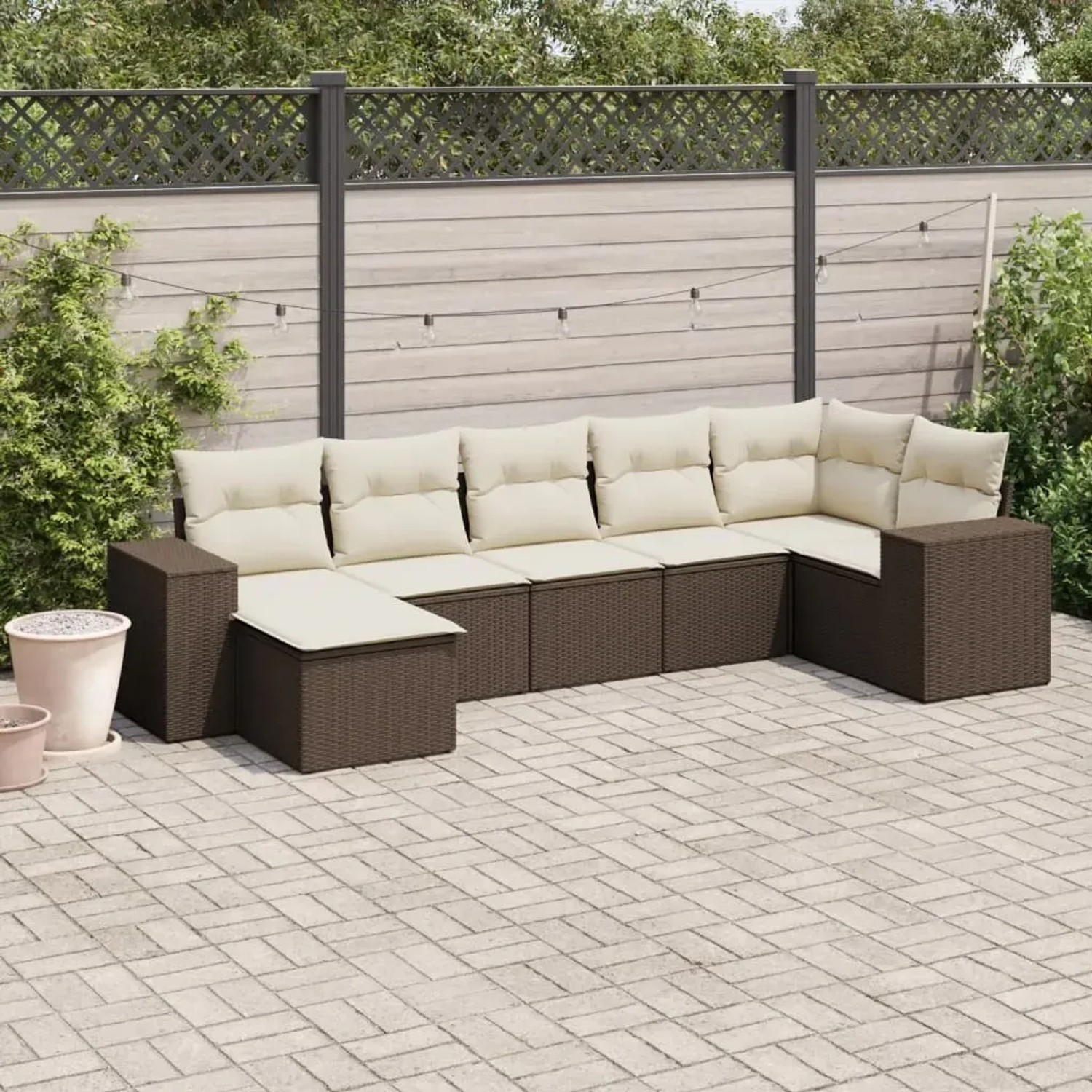 Braune 7-tlg. vidaXL Garten-Sofagarnitur aus Poly Rattan mit cremefarbenen Kissen.