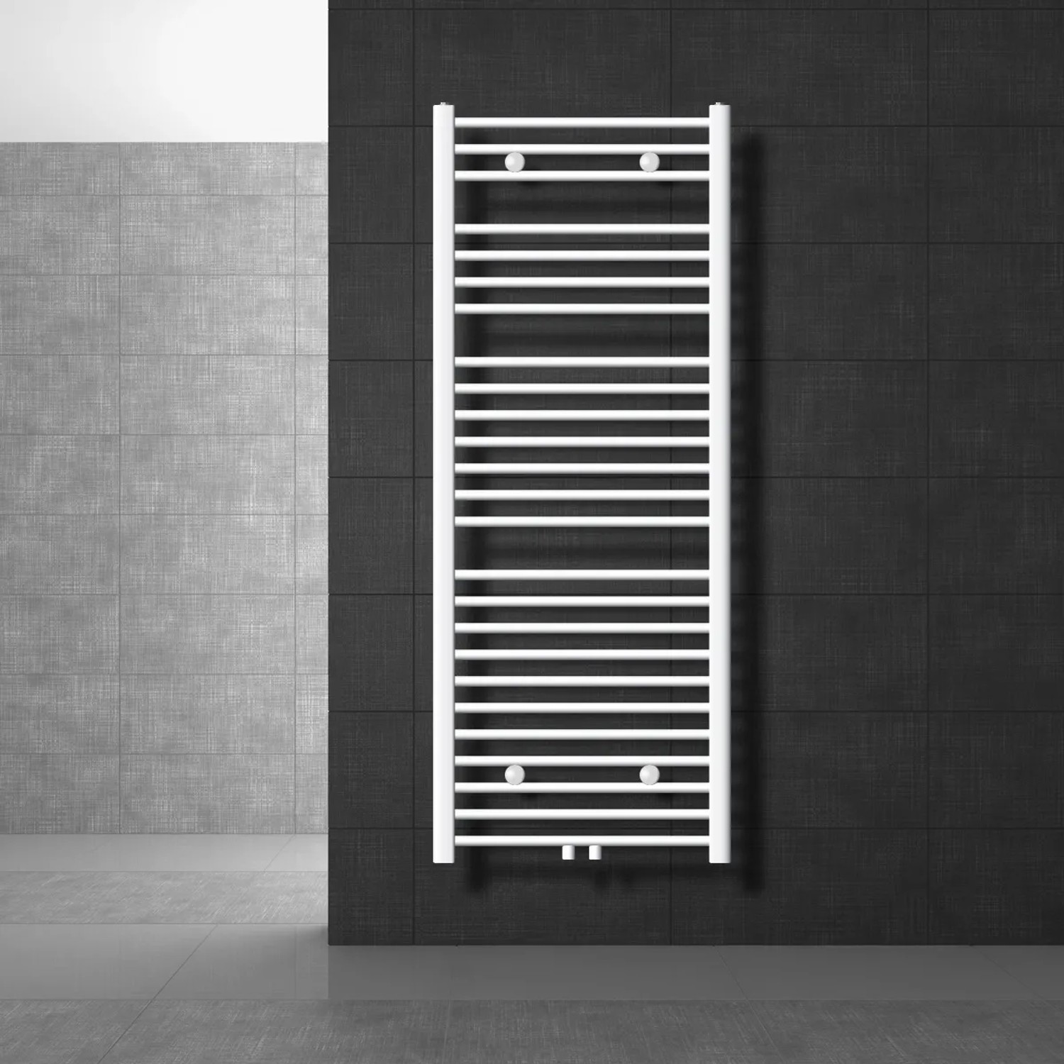 Weißer LuxeBath Badheizkörper, 600x1500 mm, mit Mittelanschluss vor dunkler Wand.