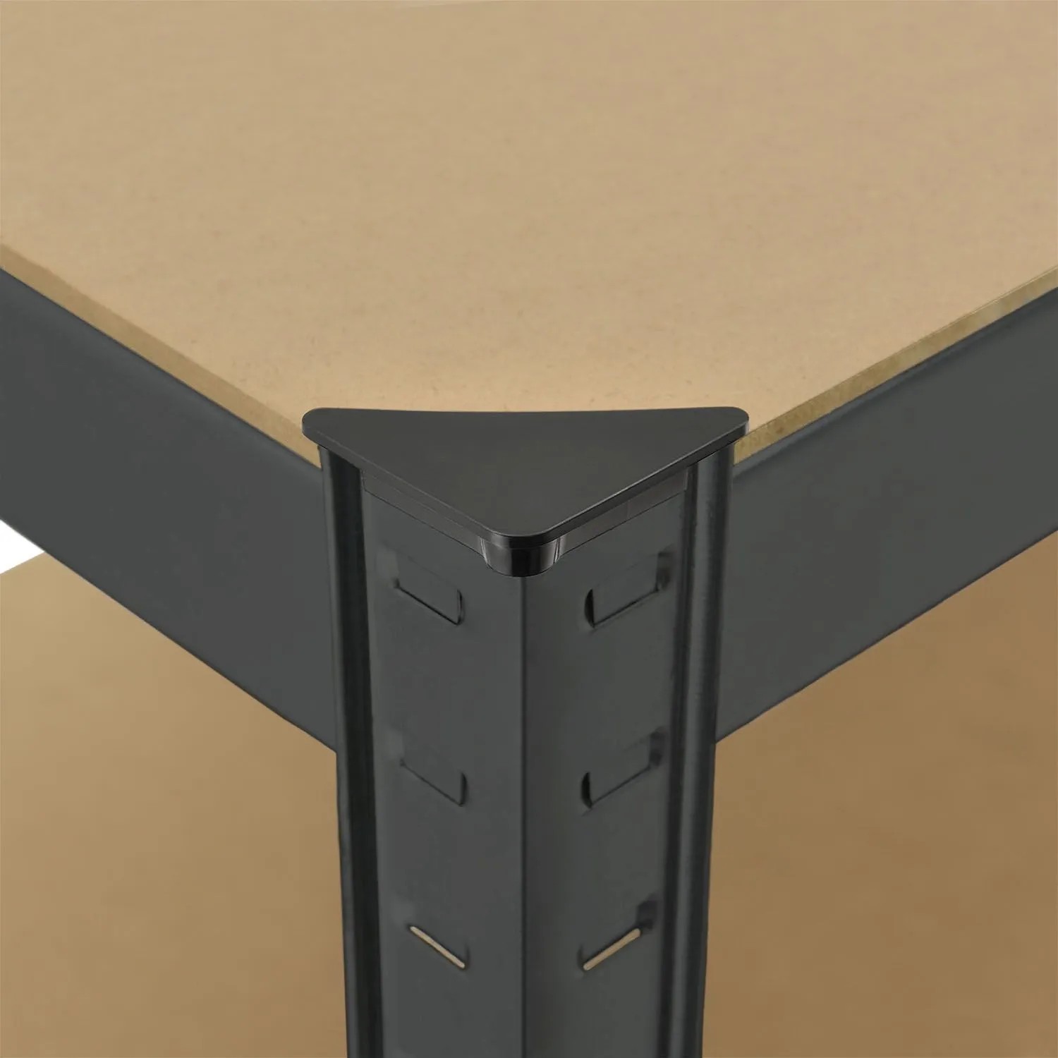 Detailaufnahme: Graues Juskys Lagerregal Basic, Ecke mit MDF-Boden und Metallrahmen.