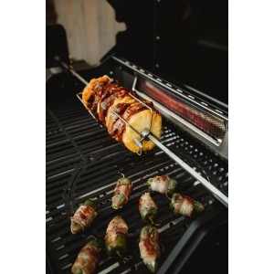 Enders Grillspieß Pro mit Grillgut auf einem Grill. Edelstahl Spieß für perfekte Grillergebnisse.
