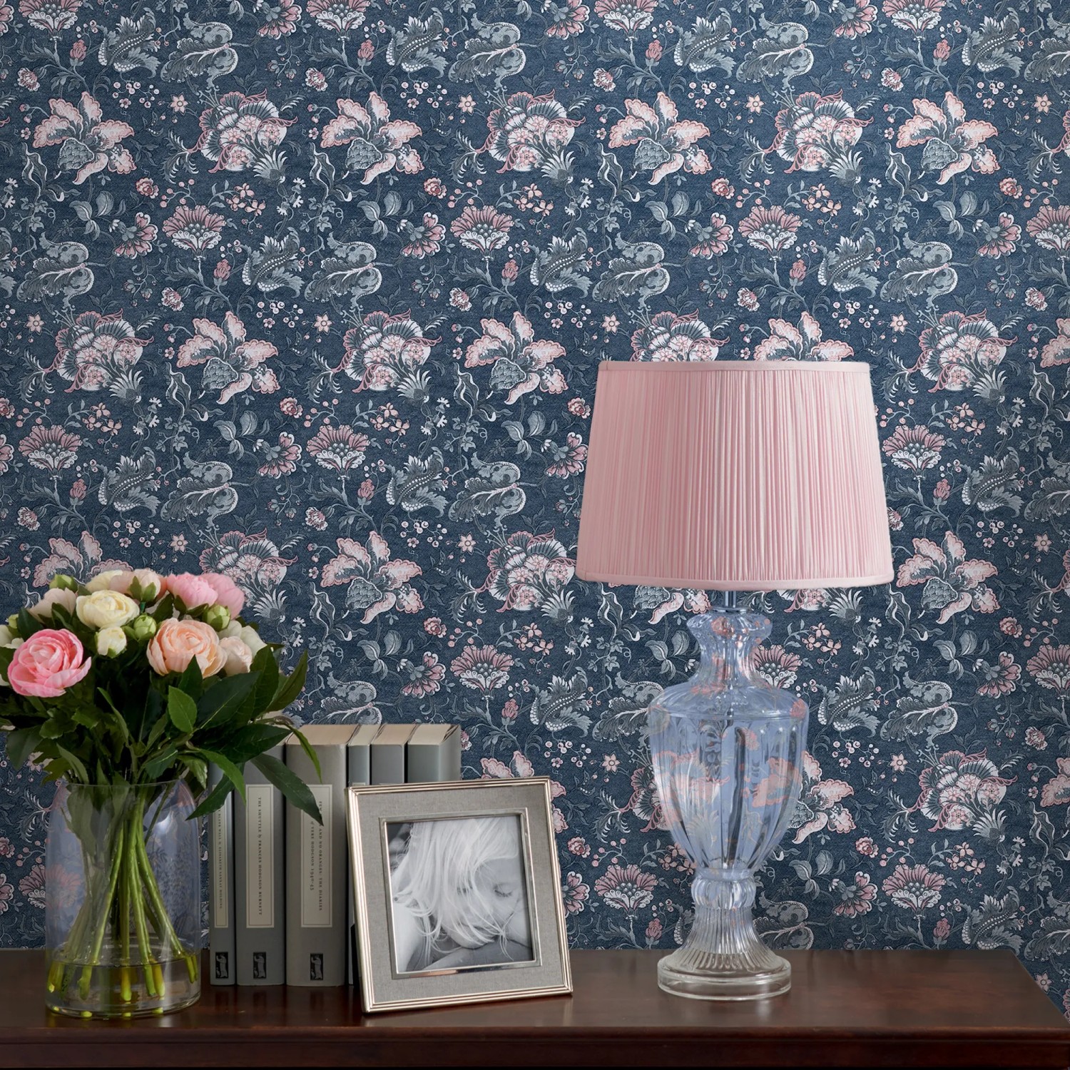 Laura Ashley Vliestapete Portia Dark Seaspray mit floralem Muster in Blau, Rosa und Grau.
