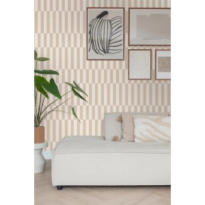 Dekorative ESTAhome Tapete mit beigen Streifenmuster an einer Wand im modernen Wohnzimmer.