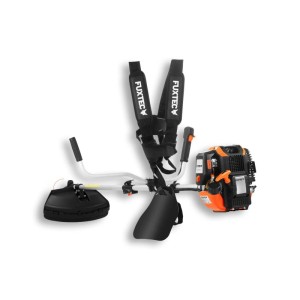 FUXTEC 4-Takt Benzin Motorsense FX-4MS142. Orange-schwarzer Motor, weißer Schaft, ergonomischer Zweihandgriff und Tragegurt.