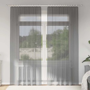 Zwei dunkelgraue Voile Vorhänge mit Stangentaschen vor einem Fenster. Halbtransparente Fenstervorhänge aus Polyester.