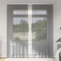 Zwei dunkelgraue Voile Vorhänge mit Stangentaschen vor einem Fenster. Halbtransparente Fenstervorhänge aus Polyester.