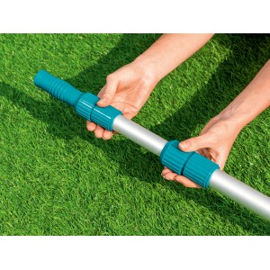 Bestway Pool Teleskopstange (104-457cm) in der Hand, zur Reinigung von Pools.