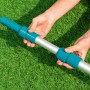 Bestway Pool Teleskopstange (104-457cm) in der Hand, zur Reinigung von Pools.