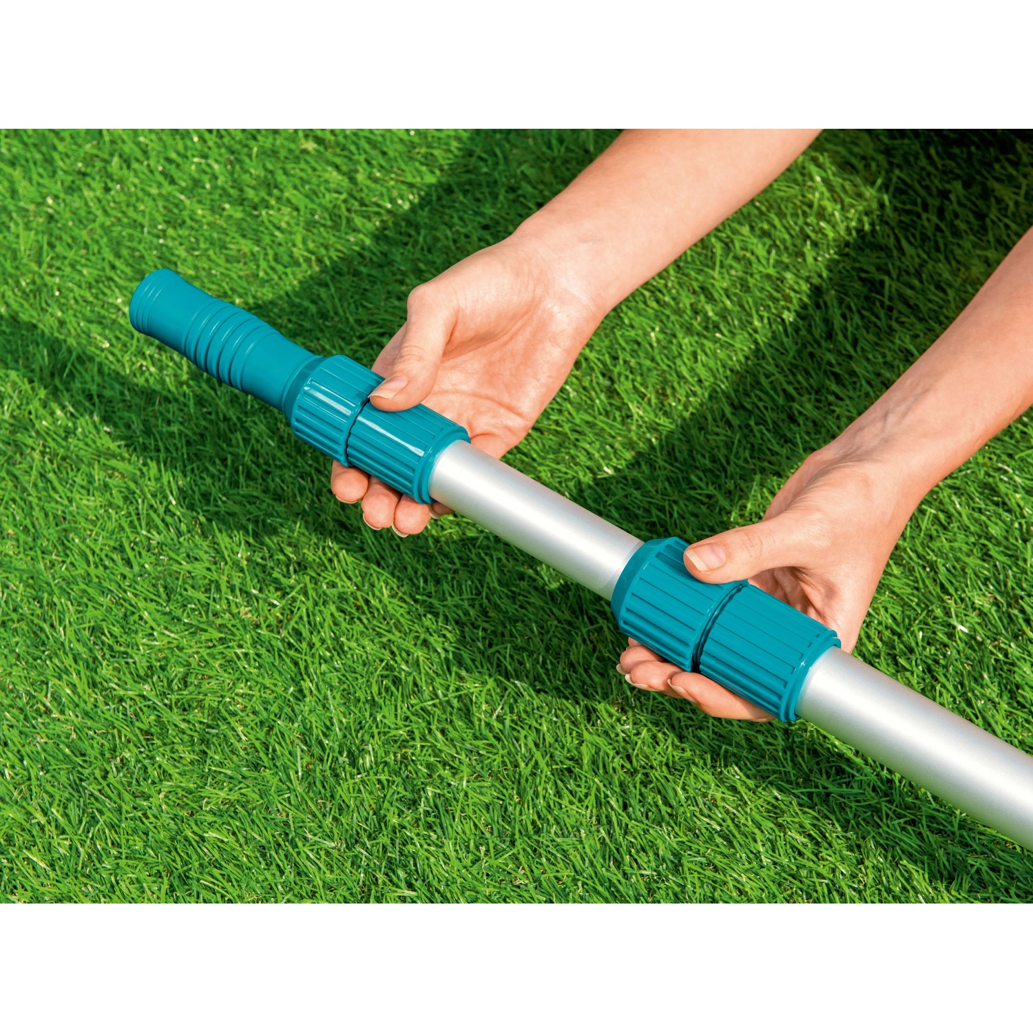 Bestway Pool Teleskopstange (104-457cm) in der Hand, zur Reinigung von Pools.