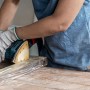 Anwender schleift Holz mit Bosch Schwingschleifer und Expert Schleifblatt C470 K40.