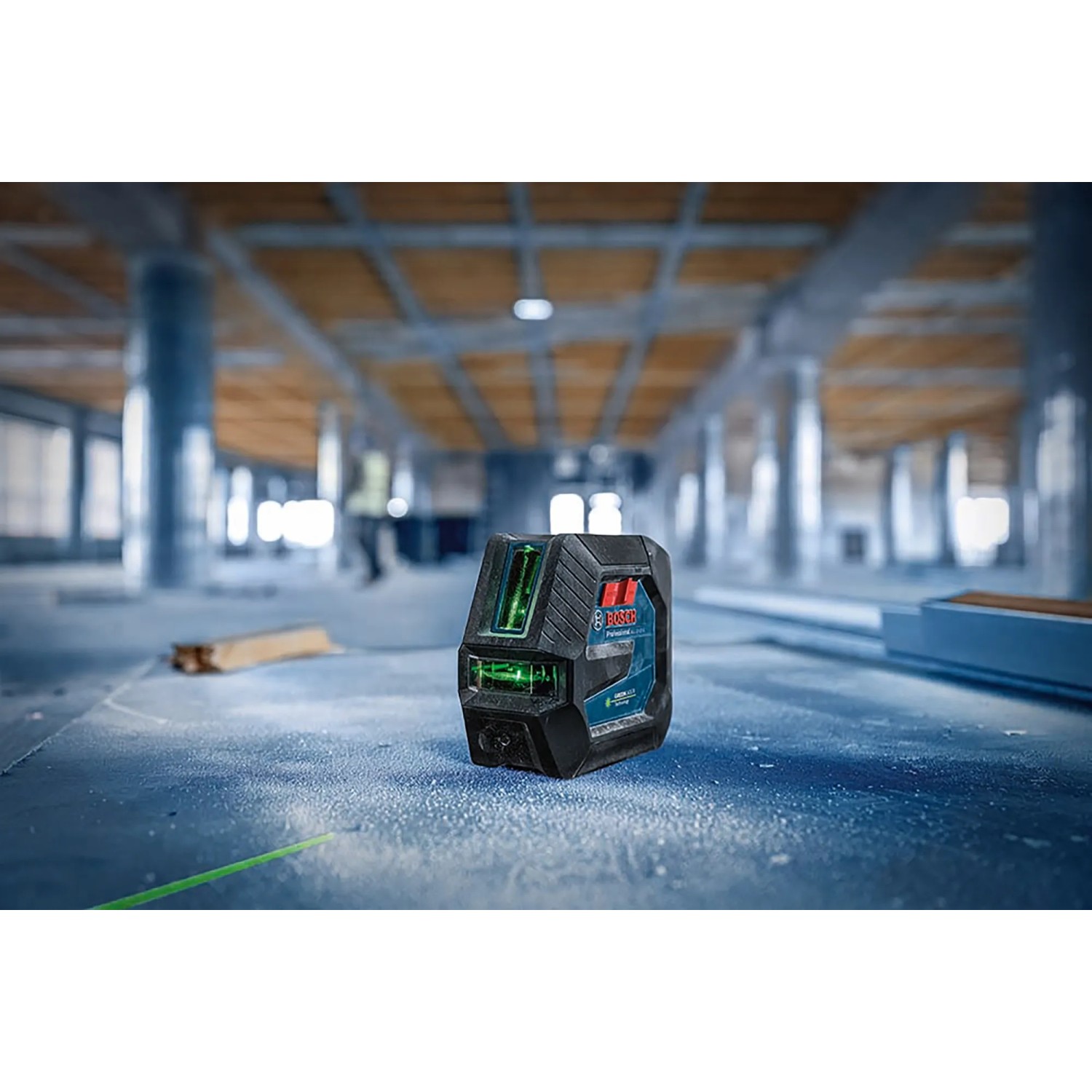 Bosch Professional GLL 20-22 G Linienlaser mit grünen Laserlinien und Universalhalterung.