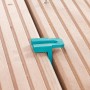 Detailaufnahme: Abstandshalter im wolfcraft Terrassenbau Set zwischen Terrassendielen.
