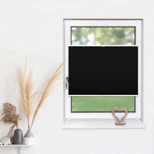 Schwarzes Deco-Raum Plissee Basic 75x150cm am Fenster, blickdicht und ohne Bohren montiert.